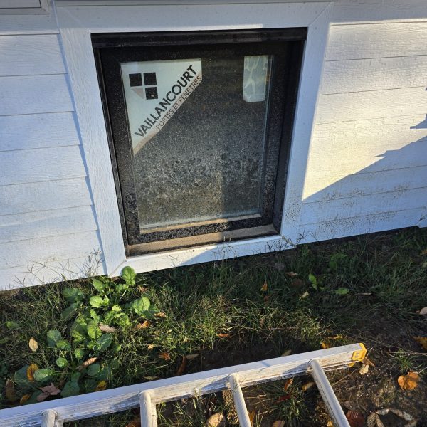 Nettoyage de vitres extérieures avant lavage à Drummondville